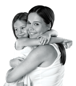 Mujer con niña pequeña, ambas sonriendo